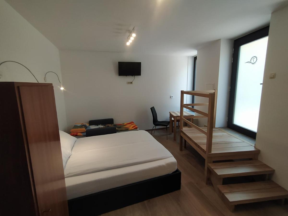 Apartmaji Maln Доленсле Топлице Екстериор снимка